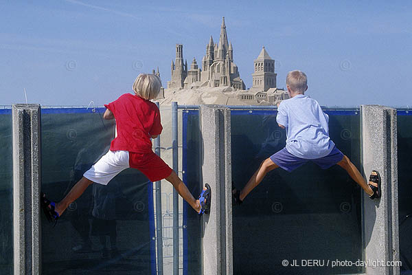 enfants et chateau de sable - children and sand castle